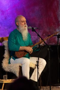 Der persische Meistermusiker Davood Azad, hier bei einem Auftritt in der Lutherkirche, verbindet Spiritualität mit höchstem künstlerischen Niveau. Bild: Tameer Gunnar Eden/Eifeler Presse Agentur/epa