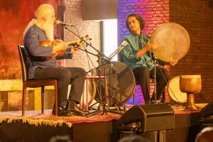 Auf höchsten künstlerischem Niveau umrahmten die persischen Meistermusiker Davood Azad (l.) und Reza Samani den Theaterabend. Bild: Tameer Gunnar Eden/Eifeler Presse Agentur/epa