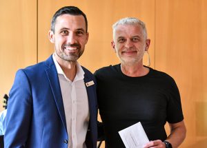 Große Freude über Spendensegen: Sebastian Thur (v.l.) vom Stiftungsvorstand zusammen mit Tameer Eden, 1. Vorsitzender TakT, bei der Stiftungsveranstaltung mit Scheckübergabe. Foto: Armin Zalfen